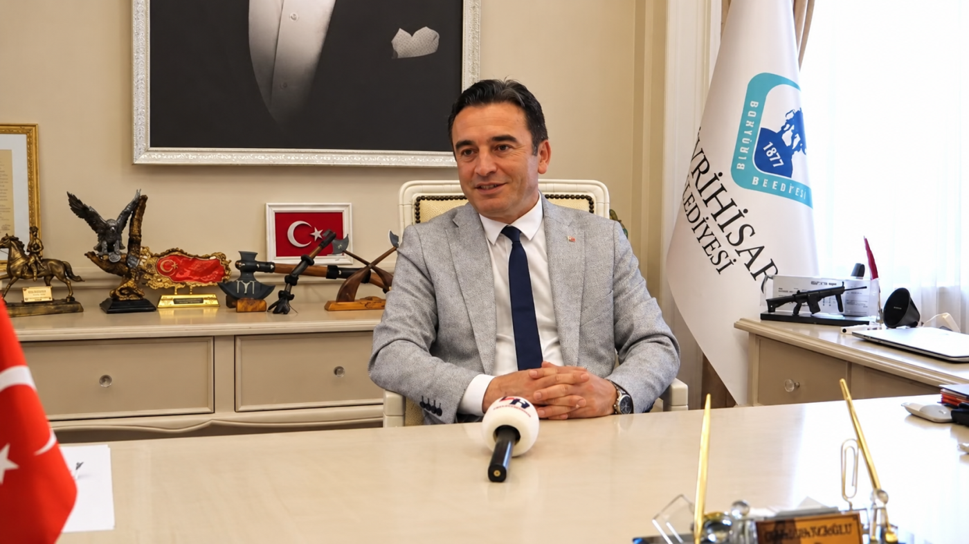 Bayraklar önünde mikrofonlu portre-i6adfa4385cb9b.png